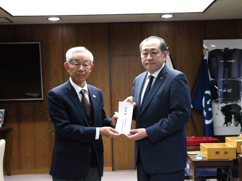 令和6年能登半島地震災害義援金を小田原市長に手渡しました。